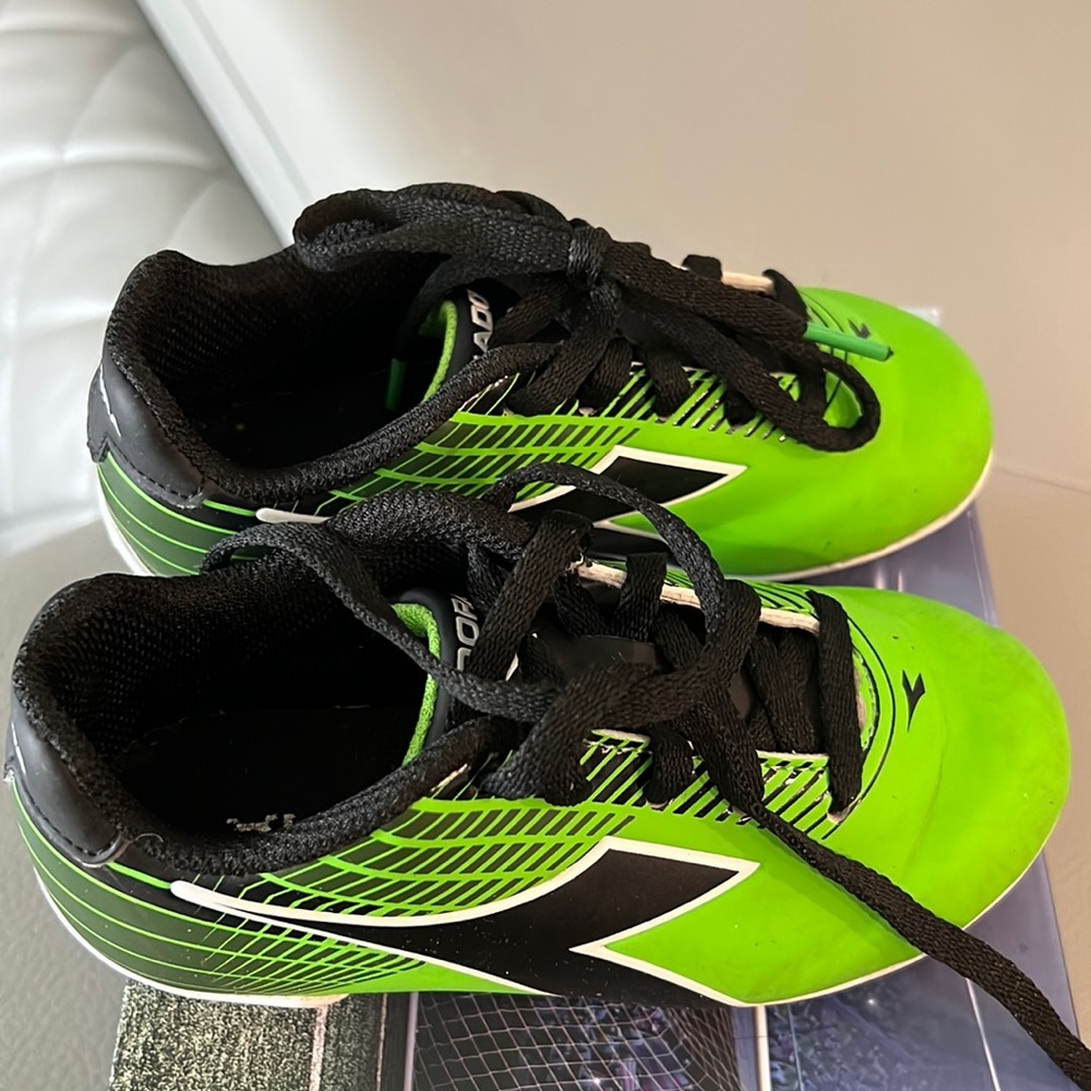 Toddler soccer shoes- size 10
